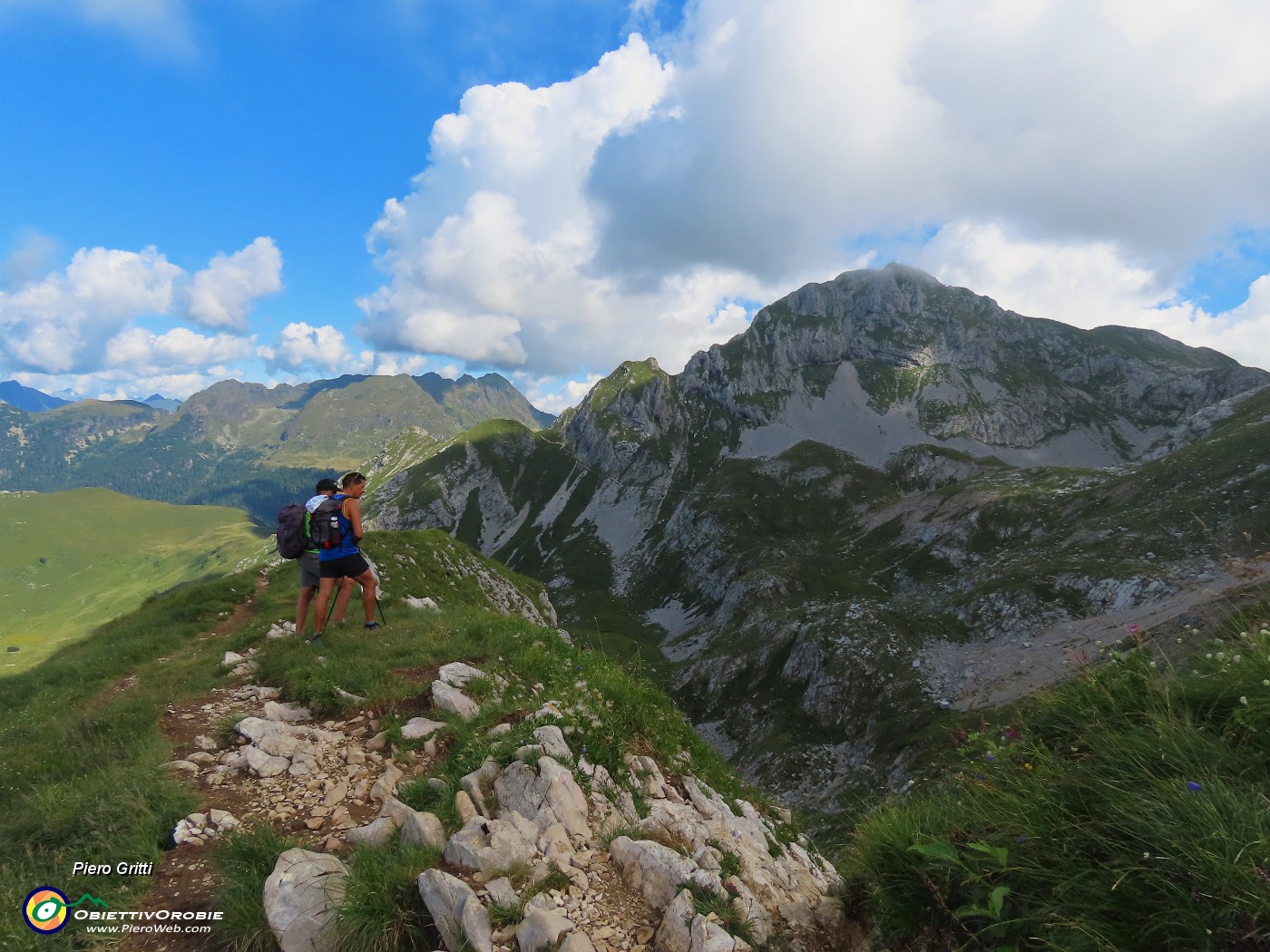 34 Passo di Gabbia (2070 m), sole in Val Vedra, nuvoloni sul Mandrone e in Corna Piana.JPG